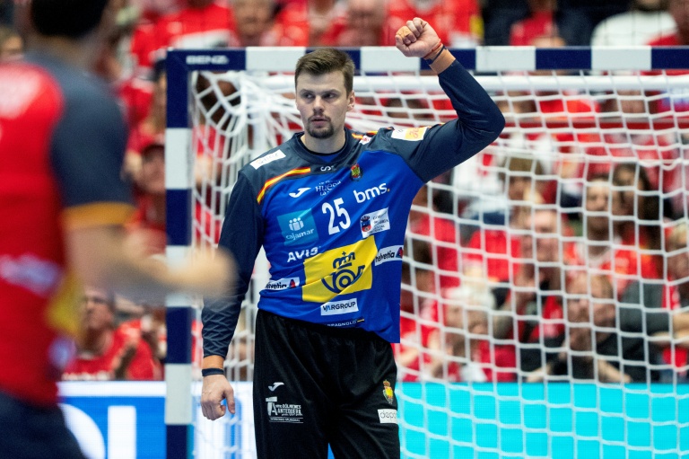 Le gardien espagnol Sergey Hernandez, auteur d'une belle performance pour battre la France à l'Euro de hand, à Herning (Danemark), le 26 janvier 2026