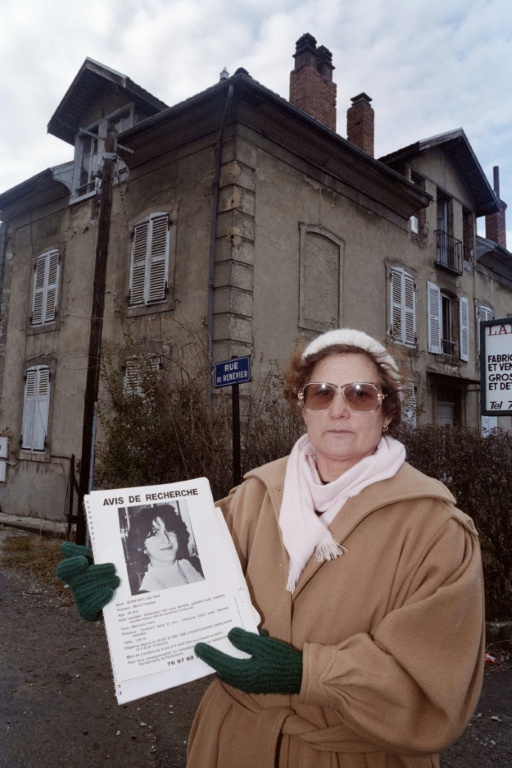La mère de Marie-Thérèse Bonfanti pose le 8 janvier 1992 à Pontcharra (Isère) avec le portrait de sa fille qui a disparu le 22 mai 1986 à l'âge de 25 ans
