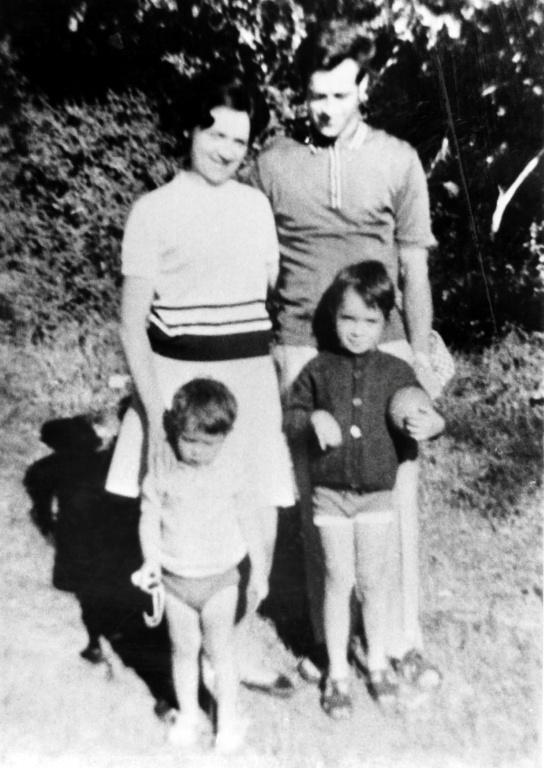 Photo de la famille Méchinaud, prise dans les années 1070 dans un lieu non précisé