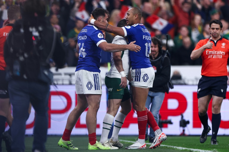 Les Français Damian Penaud (à gauche) et Gaël Fickou lors du test match contre l'Afrique du sud au Stade de France à Saint-Denis près de Paris le 8 novembre 2025