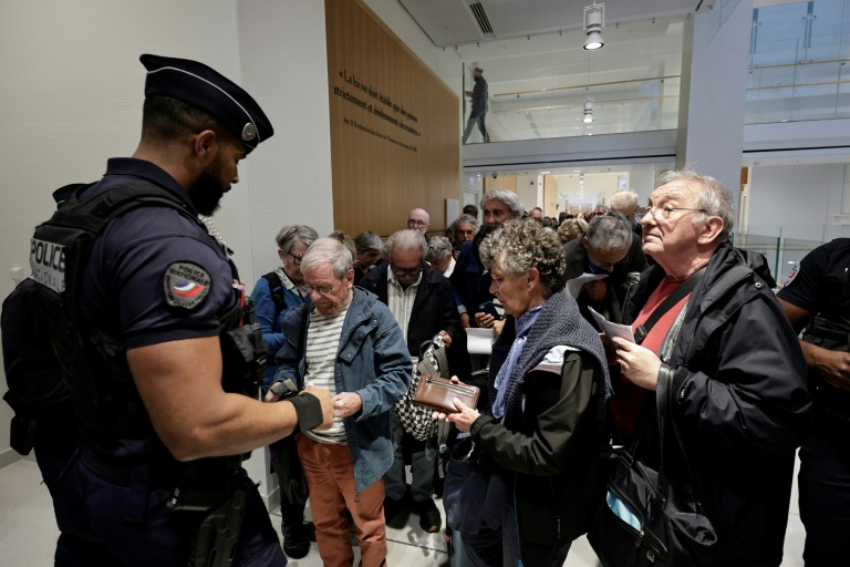 Des personne arrivent pour assister, accusés d'avoir aidé des personnes en France à obtenir illégalement un médicament euthanasiant, devant le Tribunal judiciaire de Paris, le 15 septembre 2025