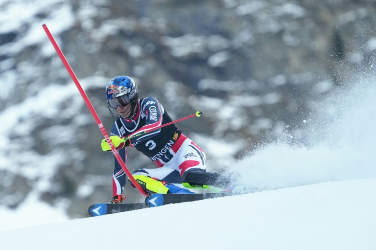 Le Français Clément Noël lors de la première manche de l'épreuve masculine de slalom de la Coupe du monde de ski alpin, à Wengen (Suisse), le 18 janvier 2026