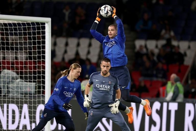 Lucas Chevalier, ballon entre les mains, et Matveï Safonov, à gauche, à l'échauffement avec Borja Alvarez, l'entraîneur des gardiens du PSG, le 17 octobre 2025 avant la réception de Strasbourg au Parc des Princes