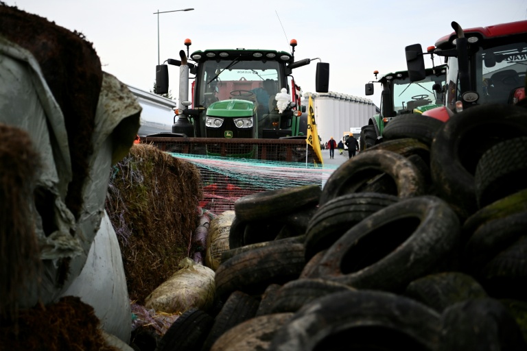 Des agriculteurs bloquent un dépôt pétrolier lors d'une manifestation contre l'accord UE-Mercosur et la gestion par le gouvernement de l'épidémie de dermatite nodulaire contagieuse (DNC), sur le port de La Pallice à La Rochelle, le 12 janvier 2026