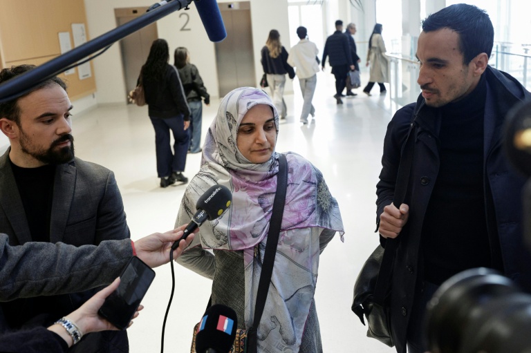 L'Iranienne Mahdieh Esfandiari (C) et ses avocats, Mes Antoine Pastor (G) et Nabil Boudi (D), le 13 janvier 2026 au tribunal judiciaire de Paris