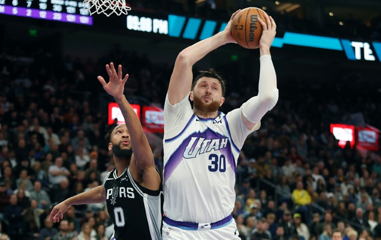 Le Bosnien Jusuf Nurkic (à droite) du Utah Jazz face à Jordan McLaughlin des San Antonio Spurs le 22 janvier 2026 à Salt Lake City