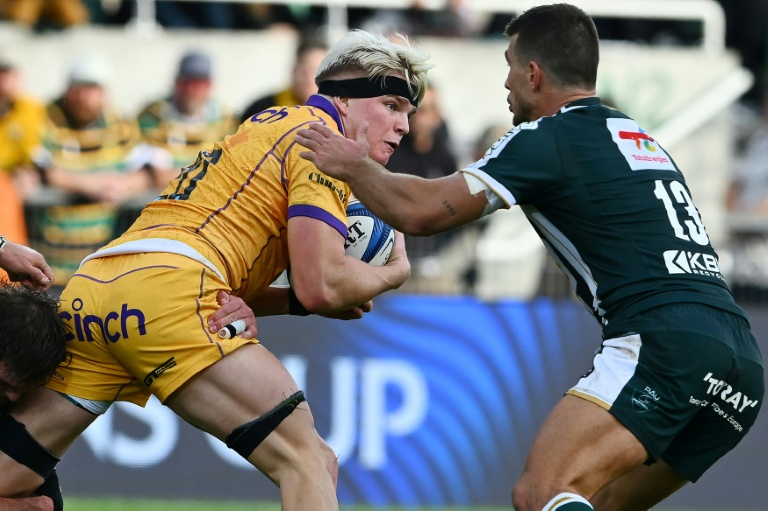 Le flanker international anglais de Northampton Henry Pollock (à gauche) lors du match de Champions Cup contre Pau le 7 décembre 2025 à Pau