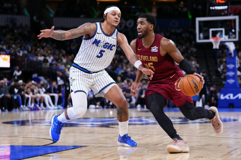 Donovan Mitchell (d.), le meneur des Cleveland Cavaliers, dribble Paolo Banchero (g.), l'ailier fort du Orlando Magic, lors d'un match de saison régulière de NBA, le 24 janvier 2026