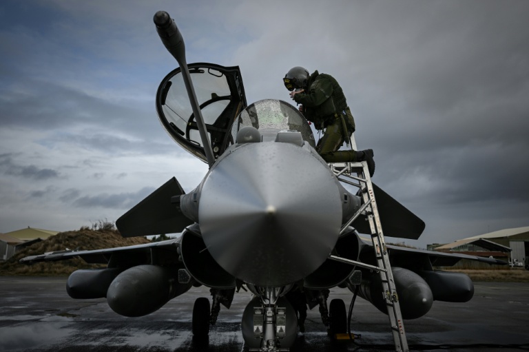 Un pilote monte à bord de son avion Rafale sur la base aérienne de Cazaux, dans le sud-ouest de la France, le 29 janvier 2026, lors de l'exercice TOPAZE