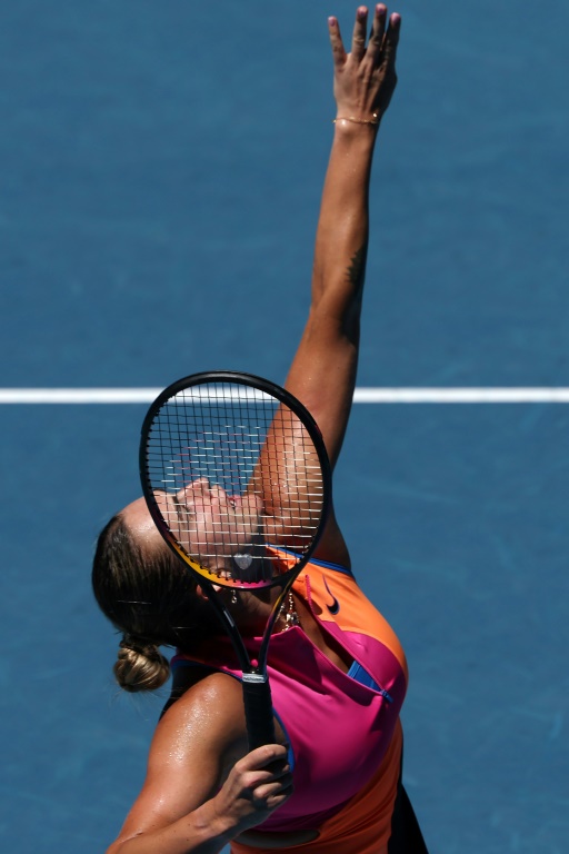 Aryna Sabalenka au service contre Iva Jovic en quart de finale de l'Open d'Australie le 27 janvier 2026 à Melbourne