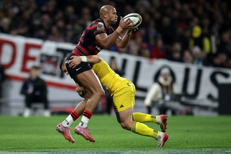 Le Toulousain Teddy Thomas (à gauche) est plaqué lors du match de Top 14 contre la Rochelle, le 28 décembre 2025