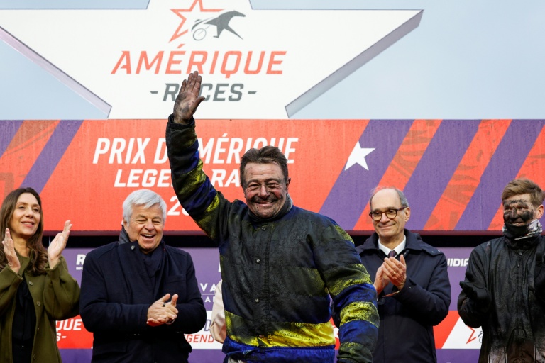 Le driver Franck Nivard, au centre, à l'hippodrome de Vincennes à Paris lors du Prix d'Amérique le 25 janvier 2026