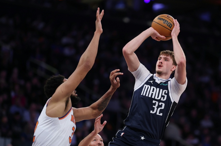 Cooper Flagg des Dallas Mavericks (à droite) face à Karl-Anthony Towns des New York Knicks en match de NBA le 19 janvier 2026 à New York