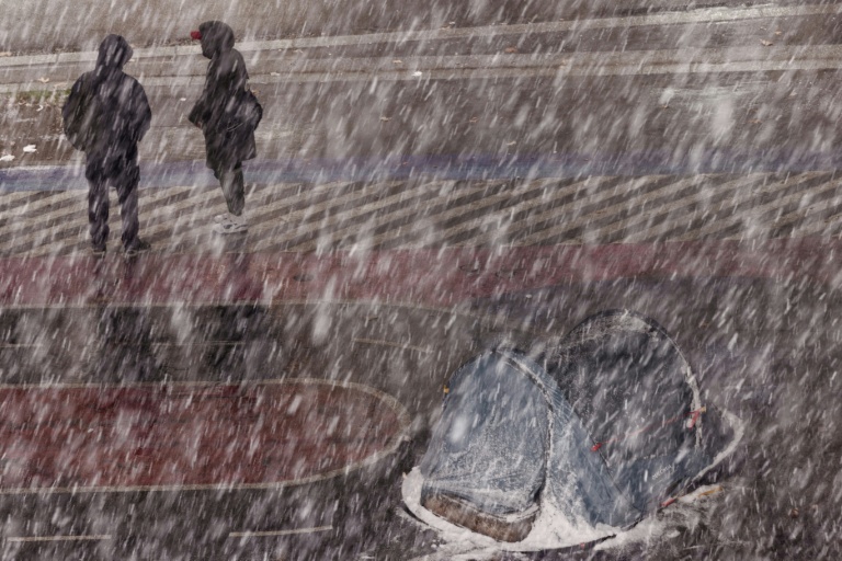 Une tente de sans abri sous la neige à Paris le 5 janvier 2026