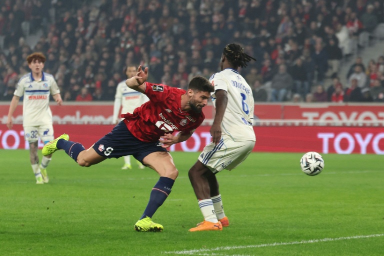 L'attaquant de Lille Olivier Giroud à la lutte avec le défenseur de Strasbourg Ismael Doukouré, le 25 janvier 2026 au stade Pierre-Mauroy