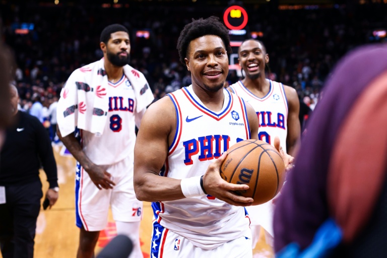 Kyle Lowry, le meneur des Philadelphia Sixers, quitte le parquet avec le ballon du match, lors d'une rencontre de NBA contre les Raptors, à Toronto, le 12 janvier 2026