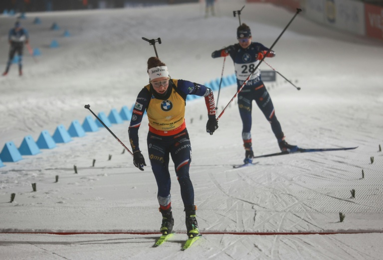 La Française Lou Jeanmonnot coupe la ligne d'arrivée de l'individuel (12,5 km), lors de l'étape de la Coupe du monde de biathlon, à Nove Mesto, en République tchèque, le vendredi 23 janvier 2026