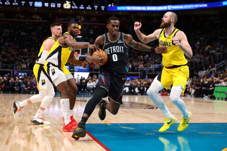Jalen Duren déborde Jay Huff lors d'un match entre Detroit et Indiana, le 17 janvier 2026 à Detroit