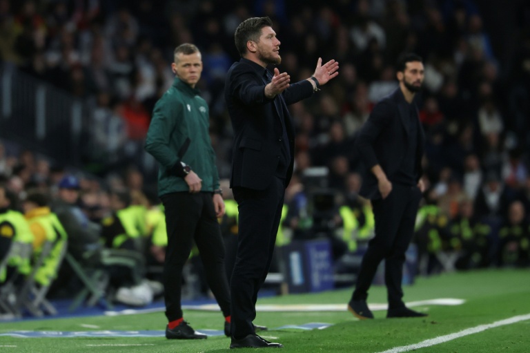 L'entraîneur belge de Monaco Sébastien Pocognoli impuissant durant la lourde défaite de Monaco 6-1 au Real Madrid mardi en Ligue des champions