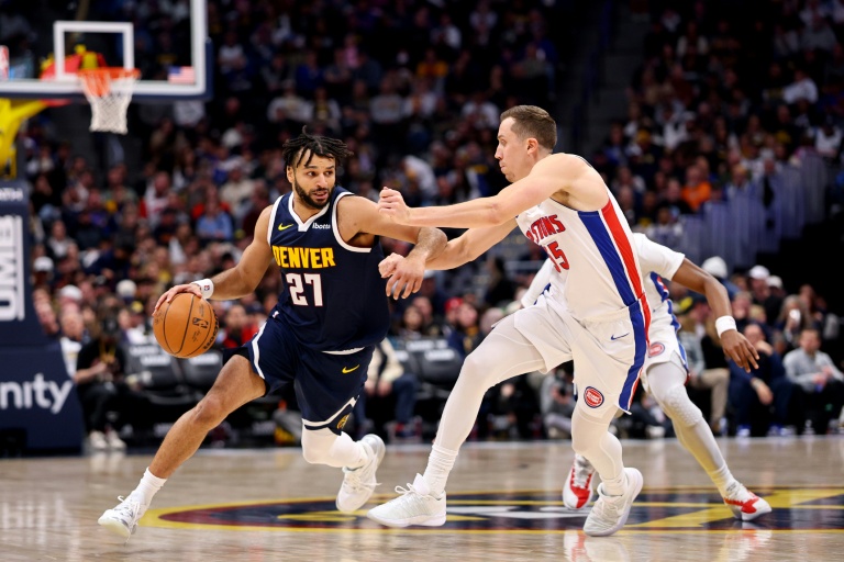 Le meneur des Denver Nuggets Jamal Murray (G) au duel lors de la victoire de son équipe face aux Detroit Pistons, le 27 janvier 2026 à Denver (Etats-Unis)