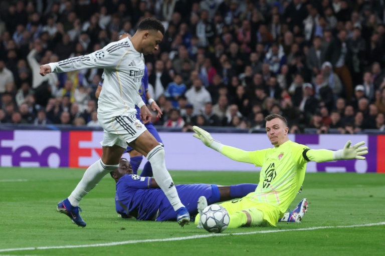 Le gardien monégasque Philipp Köhn ne peut rien faire face à Kylian Mbappe, auteur d'un doublé pour le Real Madrid mardi en Ligue des champions au stade Santiago Bernabeu.