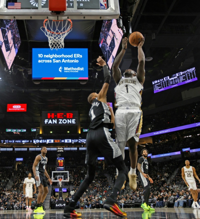 Zion Williamson (d.), l'ailier fort des New Orleans Pelicans, monte au panier devant Victor Wembanyama (c.), le pivot français des San Antonio Spurs, lors d'une rencontre de NBA, à San Antonio, le 25 janvier 2026