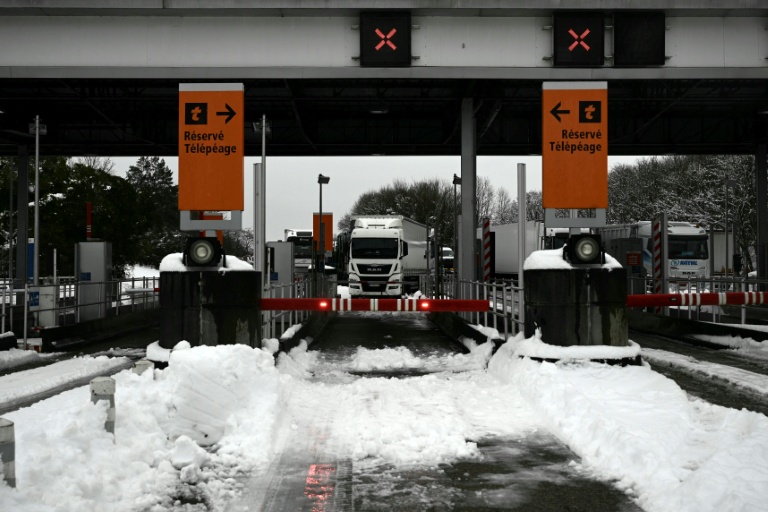 Des poids lourds attendent de pouvoir accéder à l'autoroute A10, le 7 janvier 2026 à Saintes, en Charente-Maritime