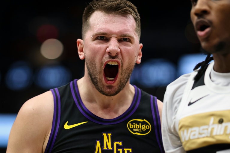 Luka Doncic, le meneur slovène des Los Angeles Lakers, lors d'une rencontre de saison régulière de NBA contre les Washington Wizards, à Washington, le 30 janvier 2026
