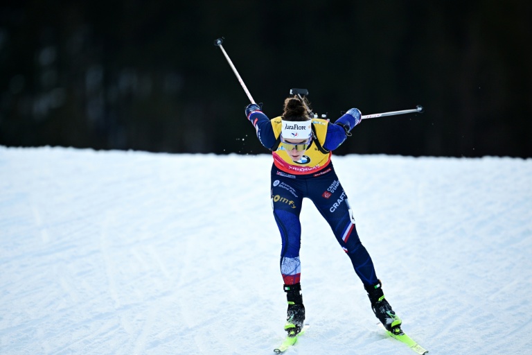 La Française Lou Jeanmonnot pendant le sprint de Coupe du monde de Ruhpolding le 16 janvier 2026 en Allemagne