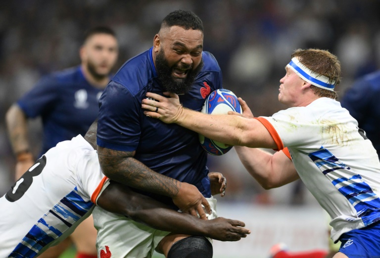 Uini Atonio essaie d'échapper au plaquage des Namibiens Louis Van De Westhuizen (à droite) Prince Goaseb durant la Coupe du monde 2023, le 21 septembre 2023 à Marseille