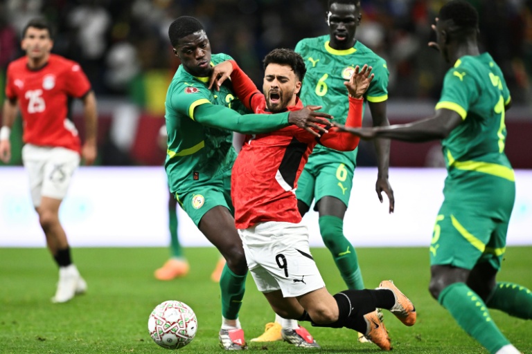 Le défenseur sénégalais Mamadou Sarr au duel avec l'Egyptien Salah Mohsen, lors de la demi-finale de la Coupe d'Afrique des nations, à Tanger, le 14 janvier 2026