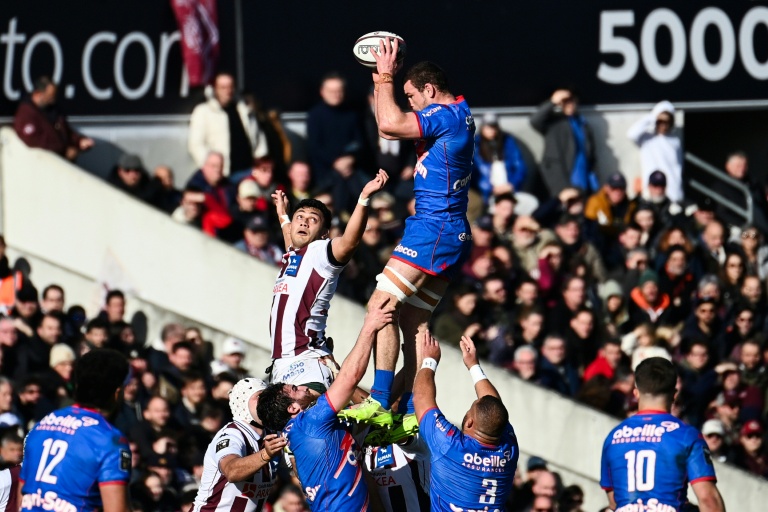 Le troisième ligne du Stade Français Romain Briatte prend un ballon en touche contre l'UBB en Top-14 samedi 24 janvier au stade Chaban-Delmas de Bordeaux