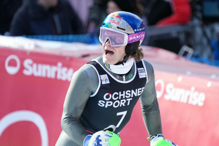 Le Brésilien Lucas Pinheiro Braathen dans la zone d'arrivée après avoir disputé la deuxième manche de l'épreuve masculine de slalom de la Coupe du monde de ski alpin, à Wengen, le 18 janvier 2026