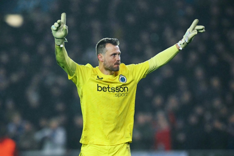 Le gardien de Bruges Simon Mignolet célèbre la victoire 3-0 contre Marseille et la qualification pour les barrages de la Ligue des champions, le 28 janvier 2026 à Bruges