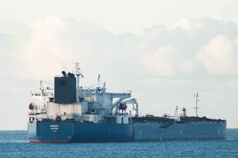 Le pétrolier Grinch, soupçonné d'appartenir à la flotte fantôme russe, au mouillage dans le golfe de Fos, près du terminal pétrolier du port de Marseille-Fos, le 25 janvier 2026