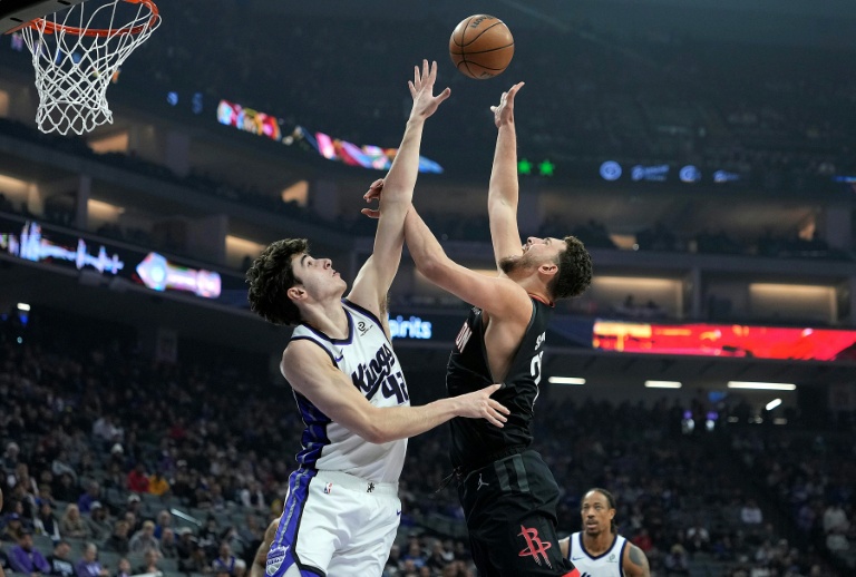 Maxime Raynaud (g) défend face à Alperen Sengun lors du match NBA des Sacramento Kings contre les Houston Rockets, le 11 janvier 2026 à Sacramento