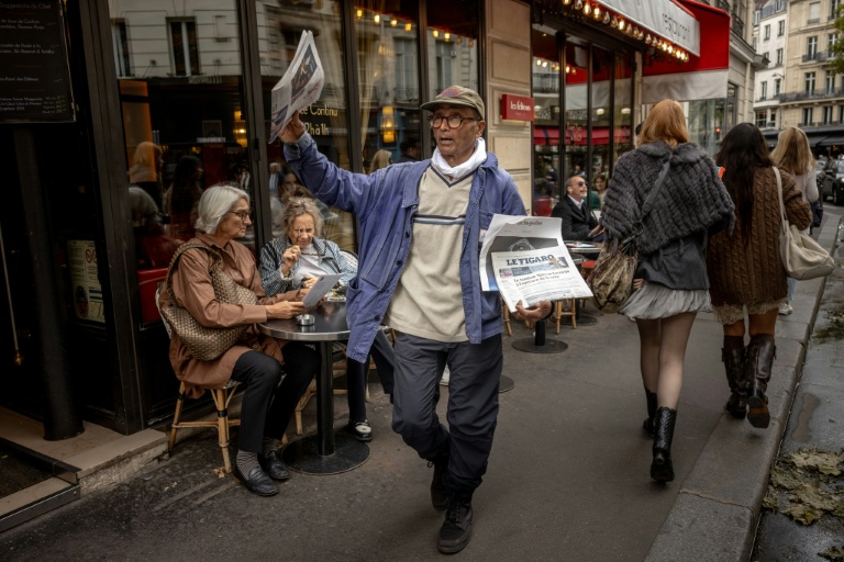 Ali Akbar, vendeur de journaux à la criée, dans une rue du Quartier latin à Paris, le 16 septembre 2025