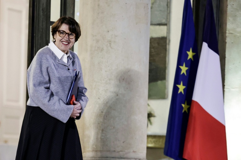 La ministre française de l'Agriculture, Annie Genevard, quitte le palais de l'Elysée à Paris le 22 décembre 2025