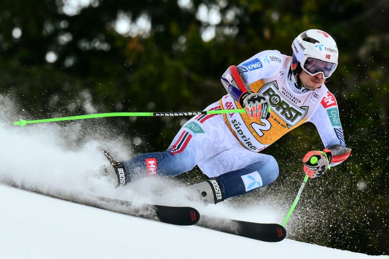Le Norvégien Henrik Kristoffersen en pleine action à Alta Badia en Italie le 21 décembre 2025.