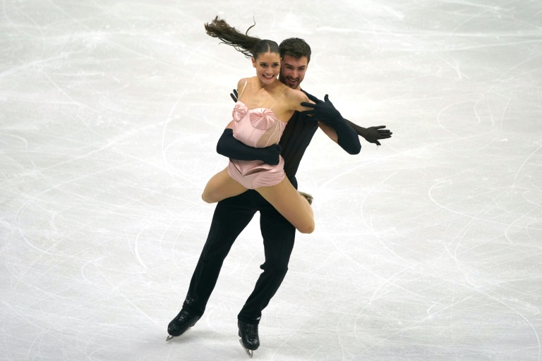 Le couple français Guillaume Cizeron-Laurence Fournier Beaudry lors la danse rythmique, aux championnats d'Europe de patinage artistique, le 16 janvier 2026 à Sheffield (Angleterre)