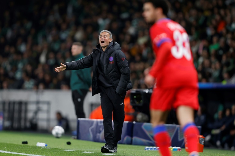 L'entraîneur du Paris SG Luis Enrique donne des consignes à ses joueurs lors du match face au Sporting Portugal, le 20 janvier 2026 à Lisbonne