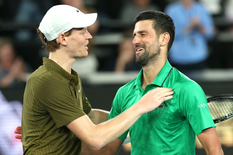 L'Italien Jannik Sinner congratule Novak Djokovic après la demi-finale de l'Open d'Australie remportée par le Serbe, le 30 janvier 2026 à Melbourne