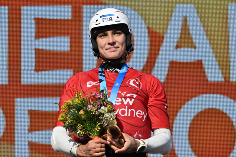 Angèle Hug sacrée championne du monde de slalom (canoë-kayak), en Australie, le 4 octobre 2025 (Photo par Saeed Khan / AFP).