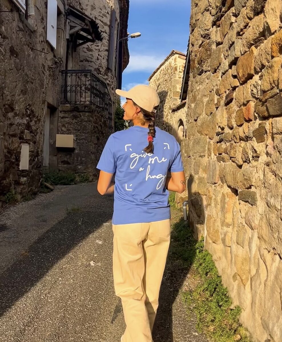 Angèle Hug, portant un tee-shirt de sa marque « GIVE ME A HUG » (capture d’écran Instagram @angelehug_).