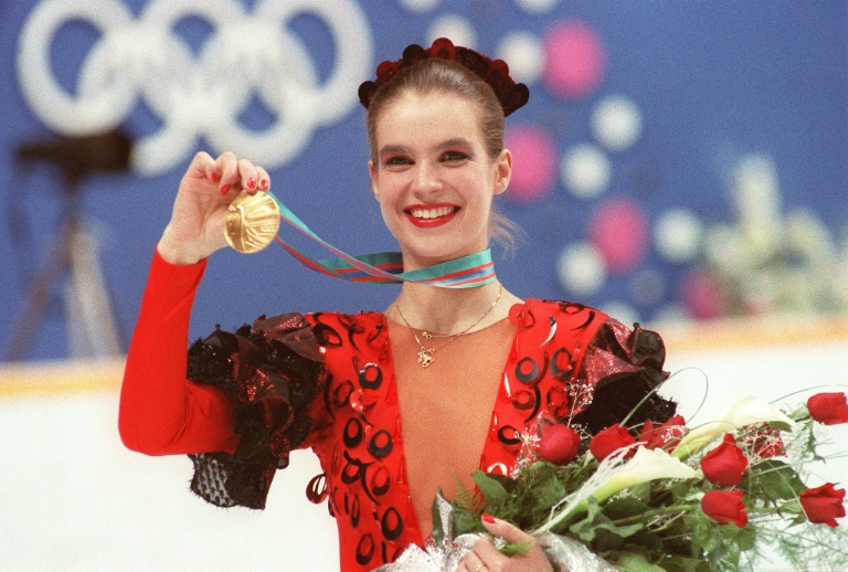 La patineuse est-allemande Katarina Witt montre sa médaille d'or lors des JO-88 de Calgary (Canada), le 27 février 1988