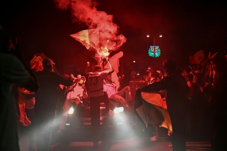 Des supporters sénégalais célèbrent la victoire de leur pays à la CAN-2025, le 18 janvier 2026 à Dakar