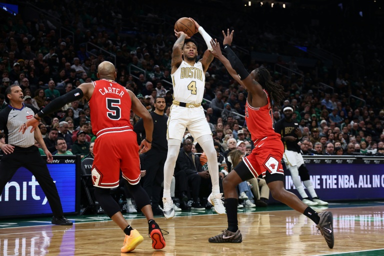 Anfernee Simons (c.), le meneur des Boston Celtics, tente un tir contre les Chicago Bulls, lors d'une rencontre de NBA, à Boston, le 5 janvier 2026