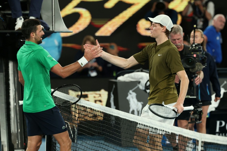 Le Serbe Novak Djokovic salue l'Italien Jannik Sinner après avoir remporté leur rencontre en demi-finale de l'Open d'Australie, à Melbourne, le 31 janvier 2026