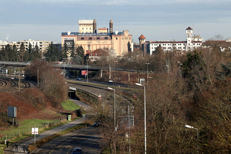Les bâtiments des anciennes brasseries historiques Heineken (G) et Fischer à Schiltigheim, en banlieue de Strasbourg, le 16 janvier 2026