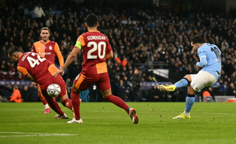 Rayan Cherki (d) marque le 2e but de Manchester City contre Galatasaray en Ligue des champions le 28 hanvier 2026 à Manchester